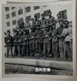 【老照片】1966-1976期间 红卫兵手持红宝书合影留念