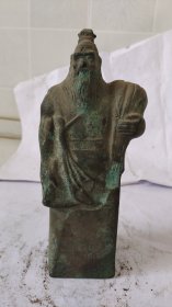 不懂铜像人物肩头背着袋子一尊，高13厘米，最宽处9.5厘米，底部直径7厘米，重1.9公斤