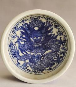 大清康熙年制精工细作满工青花龙纹笔洗，器形规整，老化明显，品相完整，成色如图1