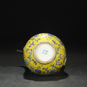 明代 永乐黄地青花开窗花卉纹银口大执壶 尺寸：高32.5公分 口径6.5公分 直径24公分