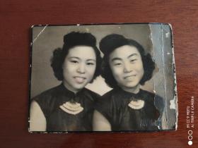民国老照片   两位女士合照（9.8-7.2厘米）