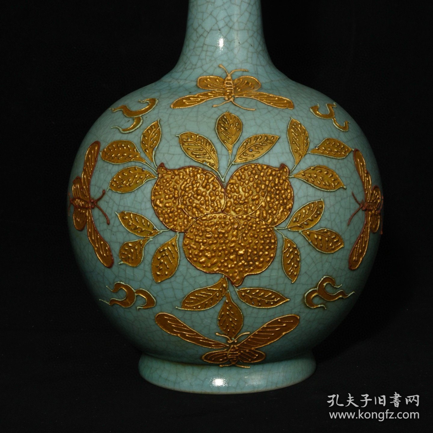 宋汝窑沥粉描金寿桃蝴蝶纹胆瓶，高28.8×16厘米