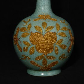 宋汝窑沥粉描金寿桃蝴蝶纹胆瓶，高28.8×16厘米