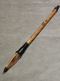 仿宋伞帽笔，狼羊兼毫毛笔，我用过两次，弹性强，可能有加健，笔尖可写细线，峰长2.5，直径0.8厘米。红木笔斗，梅鹿竹笔杆，做工精致。