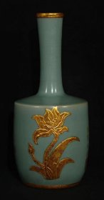 宋汝瓷崇宁款嵌金诗文纹栀子花纹长颈瓶，1800