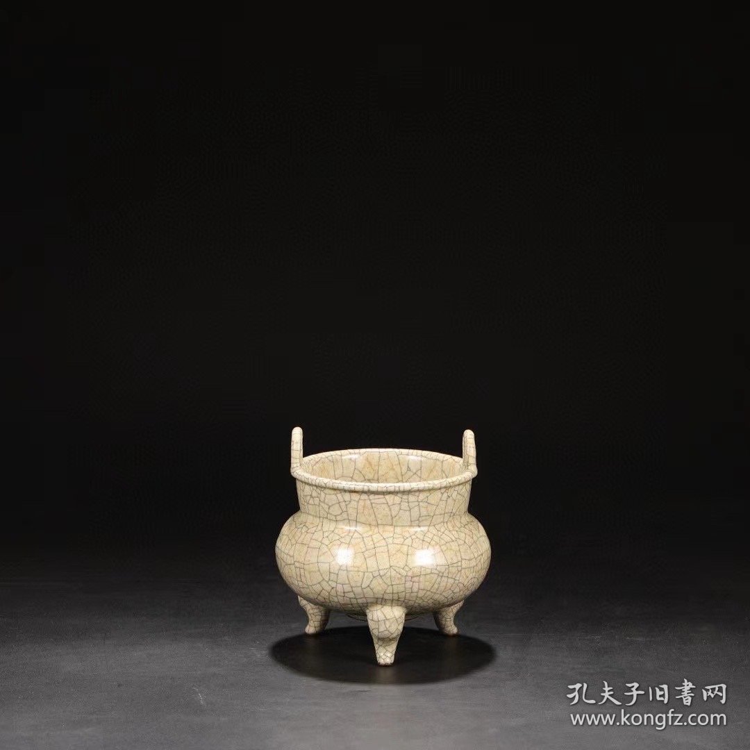 北宋 哥窑米黄釉宫廷御用三足鼎式炉“寿成殿，皇后阁” 尺寸：高16公分 口径13公分 直径14公分