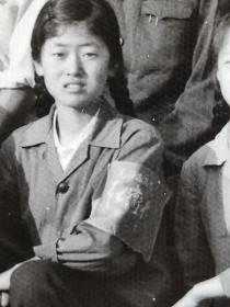 1974年丰源学校七年级毕业全体师生美女们佩戴红卫兵袖套合影留念泛银照片1.七年制少见