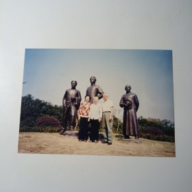 老照片-早年三人在长沙橘子洲人物铜像前留影（1）