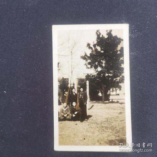 老照片专辑044：民国上海虹口公园鲁迅墓前一组5张，尺寸大致为4.5*5.5