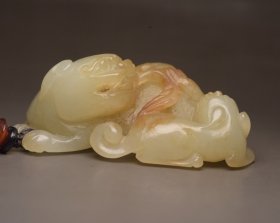 和田玉子母兽 规格: 7.2×4.8×2.8厘米，重 113克。 玉质温润细腻，沁色自然，刀功老道，皮壳包浆一流，雕刻生动，线条流畅，品相完美！