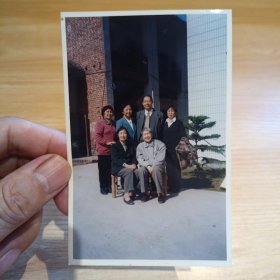 老照片-90年代一家六口在室外合影