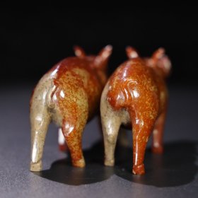 旧藏 和田玉猪一对，玉质细腻油润，包浆老道，尺寸 长 13厘米，宽 4厘米，高 6.8厘米，总重 662.5克