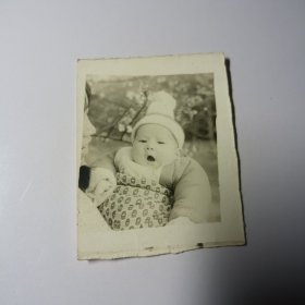 老照片–可爱小宝宝在母亲怀里留影（戴棉线帽）