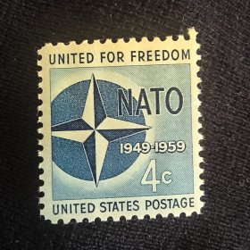 USA127美国1959年 徽章 NATO 军事 北约组织成立10周年 雕刻版外国邮票 新 1全 有印刷时自带的机器格栅压痕