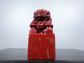 旧藏鸡血石精工雕刻 事事如意 印章 尺寸：长4.5cm宽4.5cm高9.5cm 重量：290g