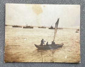 抗战时期 中国华东沦陷区扬子江上游弋的日本军舰及中国民船 原版老照片一枚