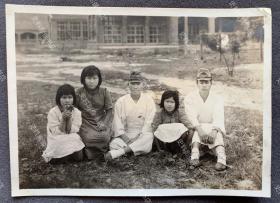 抗战时期 中国沦陷区日军病院里的日本伤兵和小护士合影照一枚