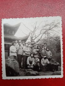 1970年代末《老照片》游爱晚亭的湖大师生们