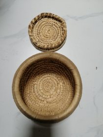 【减价】【收藏杂项】 蒲草草编盒子 “战圣牌”围棋一副 （白子181粒、黑子175粒） 不懂材质喜欢的站内咨询 草编盒子一只灰尘旧另一只较洁净