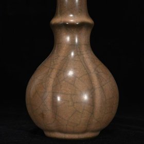 宋哥窑包口瓶，高19厘米，直径10厘米，