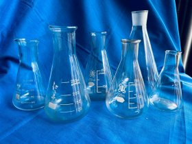 七八十年代怀旧古董老物件老北京实验室器材玻璃器皿锥形玻璃烧老玻璃容器玻璃量杯老锥形瓶刻度玻璃烧杯，70年代80年代老式三角烧杯老酒精瓶子量杯老玻璃抽滤瓶化学实验用器材，具塞三角烧瓶实验用具透明玻璃制品老化学仪器老玻璃瓶，容量及尺寸如图，完整保存，共6只合售，材质厚实，瓶身干净整洁，成色良好，标志北京产，实物实图，保老保真，值得收藏摆设复古陈列道具使用，喜欢的随时联系，安全包邮！