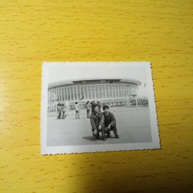 老照片–70年代两位战友在上海万体馆留影
