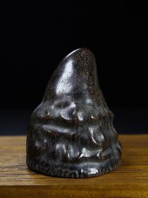 老牛角尖。尺寸高12公分x 宽9.5公分