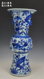 “大明万历年制”精工细作满工青花莲池鱼藻纹瓜棱花觚。