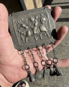 麒麟送子老银锁片脖挂、乡下一线收货、自然磨损、包浆老熟、挂铃无缺、品相完好！低价放漏了…