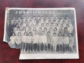 1980年开封第七中学807班毕业合影留念老黑白照片