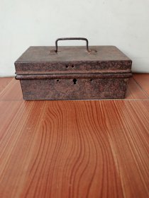 老铁盒，古香古色，有提手，做工考究，长宽高为15.5*9.5*6厘米，高度不包提梁，全品完整。