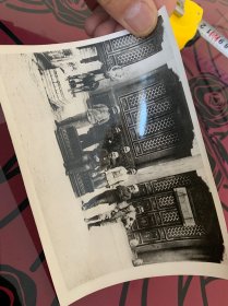 新华社六七十年代发稿照片-八国联军法国强盗在寿皇殿合影，15*11厘米