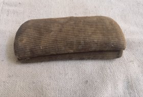 一个带包浆的老的眼镜（带盒）