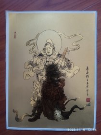 释子月照沐手:护法韦驮菩萨造像（金箔画） 月照山人，字兆德，当代智者、禅画大师。俗姓张，一九六八年降诞于哈尔滨弥陀寺旧址，生而神彩炳异，慧悟生知。喜读内典，于佛经如获故物。十八岁之际，逢一褴衣敝履之僧授记：适机从商，以奉双亲，而后可求津济群品。月照上人深获明旸长老与茗山长老两位禅门耆宿印可，前后两度受付临济、曹洞二宗法卷。是禅门临济正宗第四十二世、曹洞正宗第四十九世传人。