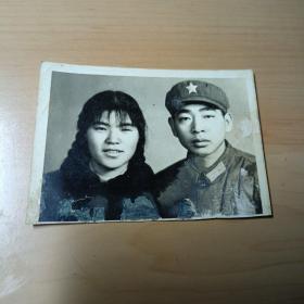 老照片–年轻军人夫妻合影（品相一般）