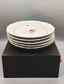 日本有田烧～英祥窑，赤绘葵口餐盘5只，带原木盒，盘子直径19cm，高2.8cm，白色瓷质，赤绘花卉图案，底部有款。全新未使用，适合日常用餐或收藏。