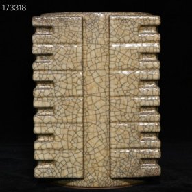 宋哥窑琮式瓶，高21.5cm直径15.2cm，