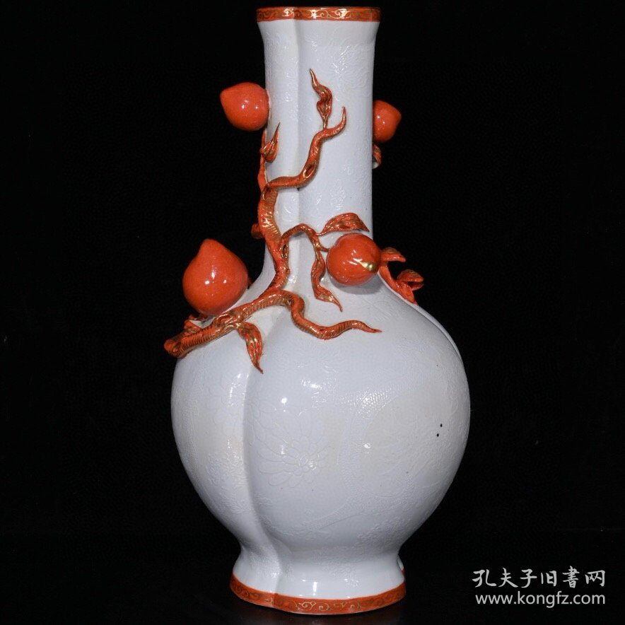 大清乾隆白瓷暗刻龙纹矾红描金雕刻五桃回流瓶h（38×19cm）