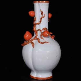 大清乾隆白瓷暗刻龙纹矾红描金雕刻五桃回流瓶h（38×19cm）