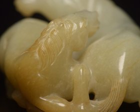 和田玉双马      
规格: 8.1×6.3×3.6厘米，重 226克。