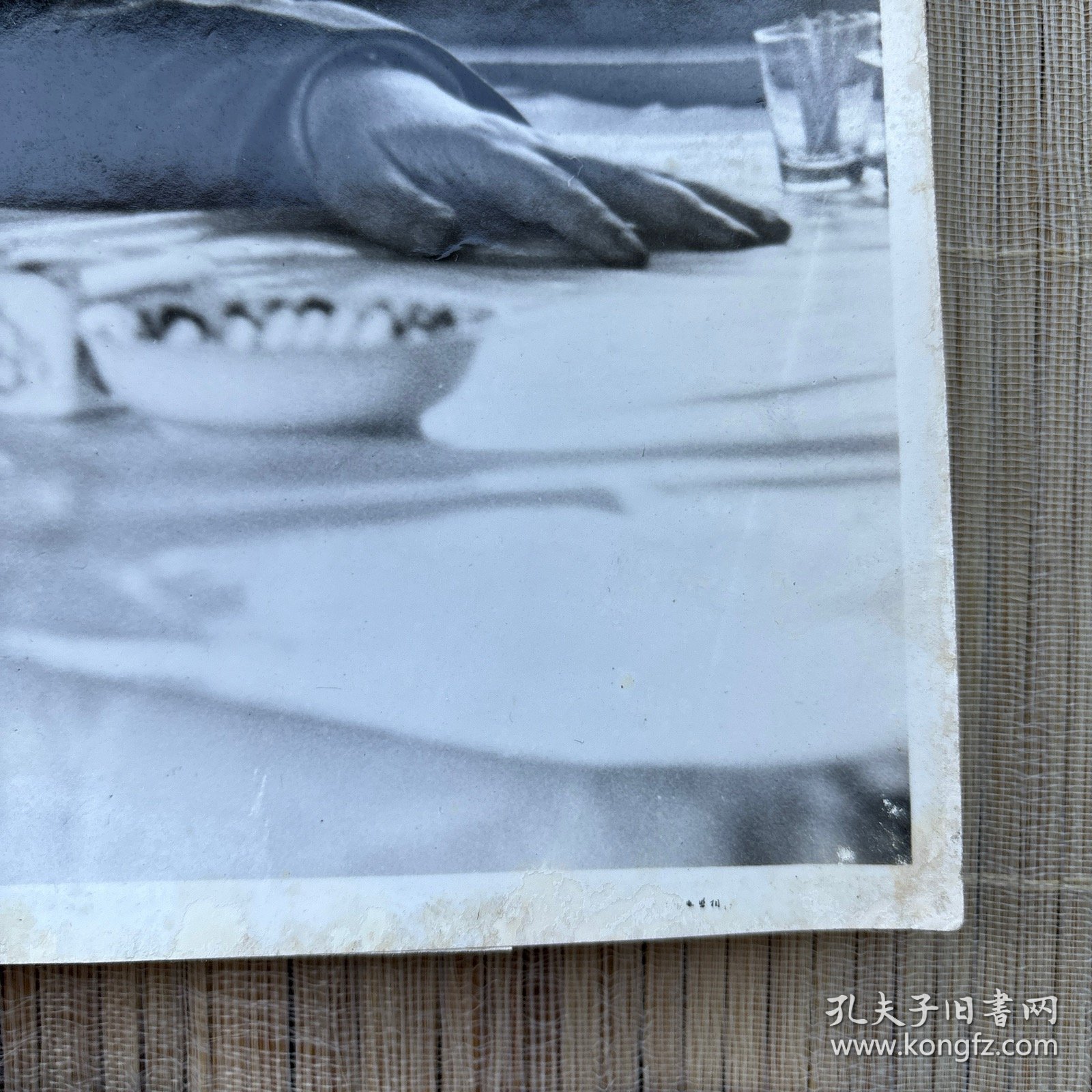 上海。罕见大开本老照片。两张合出！记录伟人的足迹。毛主席，以及他战斗过的地方。源自国内权威新闻机构拍摄。往昔风光摄影艺术和肖像摄影艺术结合。60年代的老相纸了，原版，自然老化，品相如图，谨慎下拍。上海一大旧址。新天地。革命传统教育 红色文旅 人文旅游。