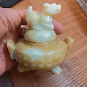 和田玉三足玉炉一只重286克放漏出玉质非常油润细腻刀划不动