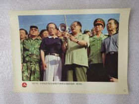 老照片：1998年8月13日，长江武汉段抗洪抢险，江泽民总书记在洪湖市乌林镇亲切慰问抗洪一线军民