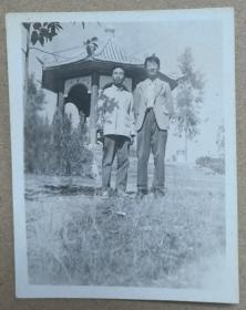60年代 黑白老照片一张 与友人游梅州兴宁县 合水水库（始建于1957年，素有粤东明珠之称）