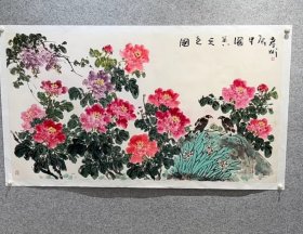 刘彦彬，1990年毕业于阜阳师范大学美术学院，中国美术家协会会员，国家一级美术师，分别毕业于中央美术学院、清华大学美术学院、中国国家画院，现为中央国家机关美协理事、北京国画艺术家协会副秘书长、北京西山画院副院长。其作品设色雅丽，灵动多姿，充满盎然生机，受到人们广泛喜爱。个人传略入编《中国当代传奇人物》《中国美术名人大辞典》《中国当代书画家大辞典》。先后出版《刘彦彬水墨花鸟》《刘彦彬作品集》等。