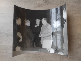 毛泽东主席、刘少奇、周恩来、陈云、邓小平、彭真在一起銀盐老照片，照片泛银背面有新华通讯社照片印章