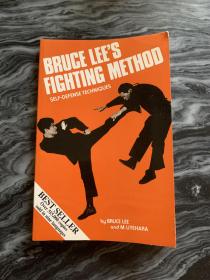 Bruce lee’s fighting method （李小龙技击法 第1册）美国正版英文书，红皮封面。全书125页，干净整洁，品相很好，几乎全新，无任何笔迹划线。本书不退，不换，不议价，所见就是所得。