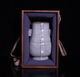 回流瓷宋官窑贯耳瓶，高20.6×14.5厘米