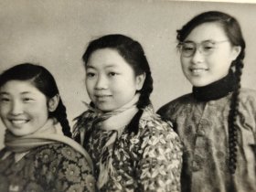 建国早期长辫子美女合影