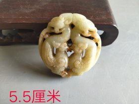 收来和田玉兽挂件